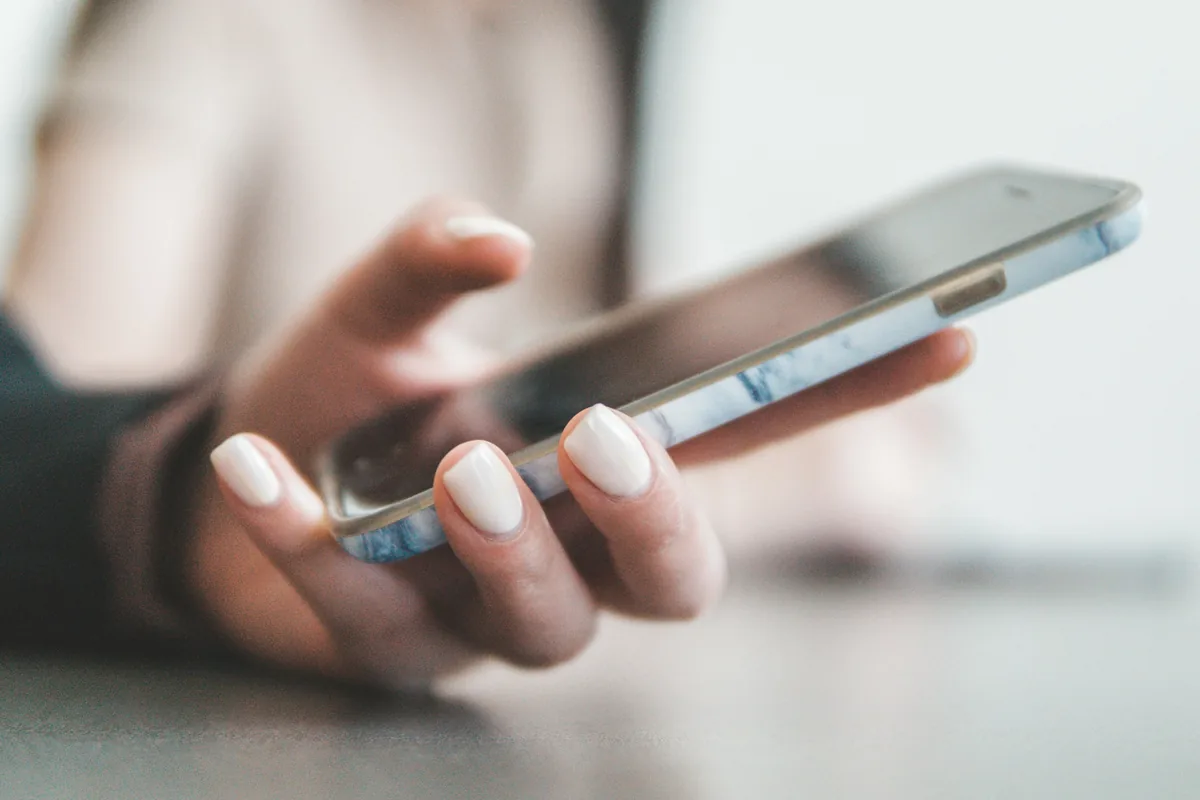 スマートフォンで家族に電話をかける手