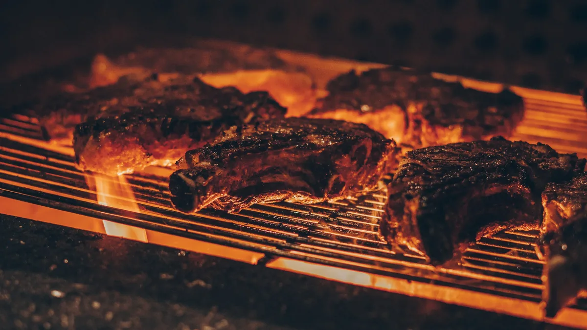 BBQの翌日、お腹が痛い——「食あたり」で片づけてはいけない腹痛の見分け方