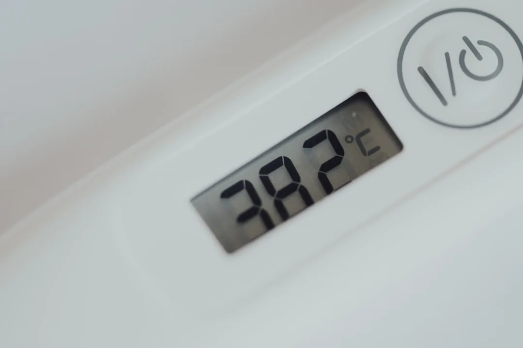 38.2℃を表示している体温計