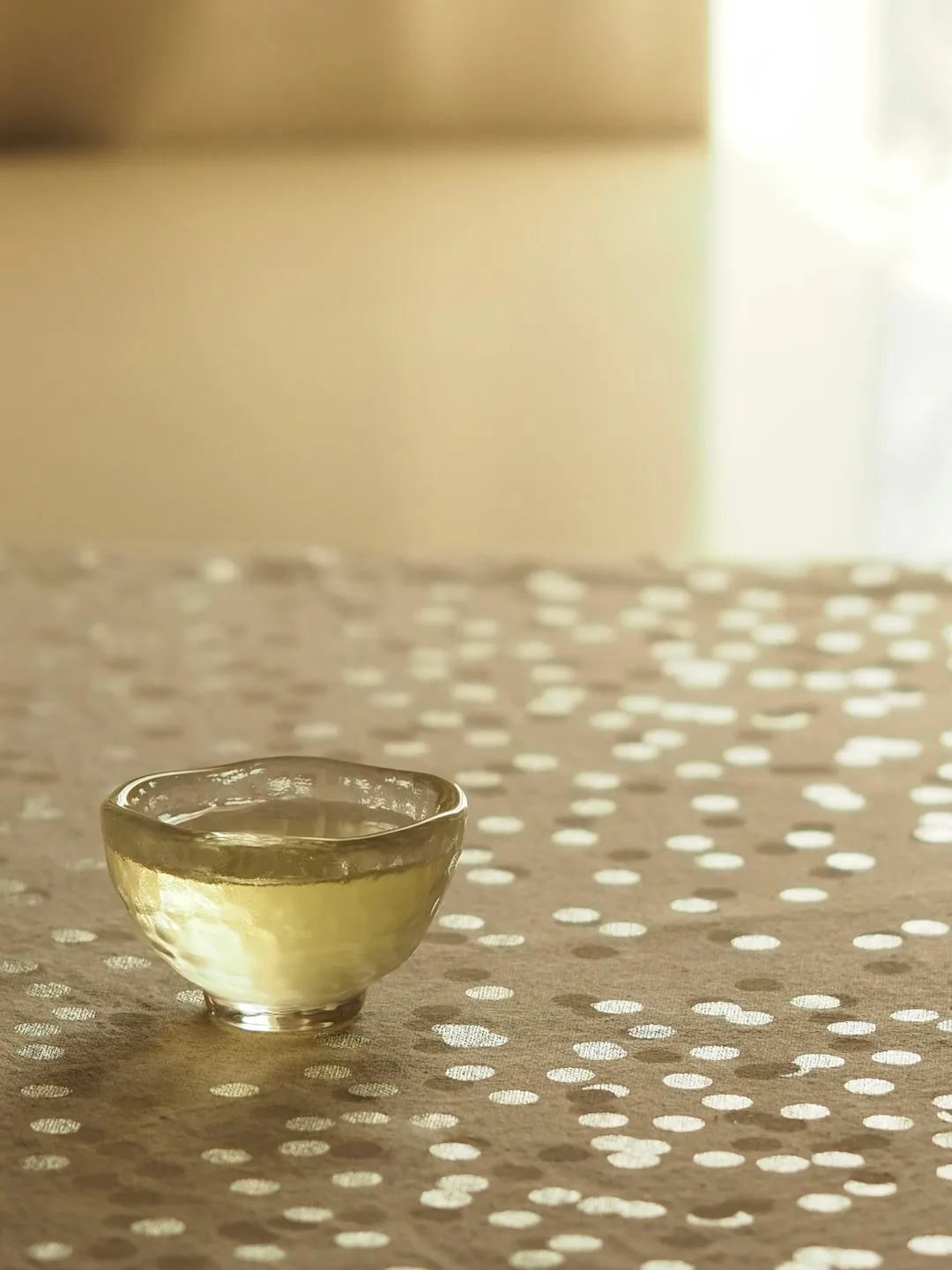 ガラスの器に注がれたお茶