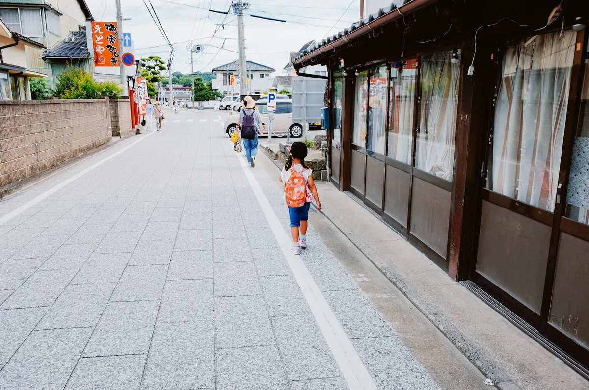 日本の街を歩く子ども