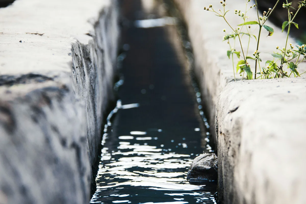 コンクリートの用水路