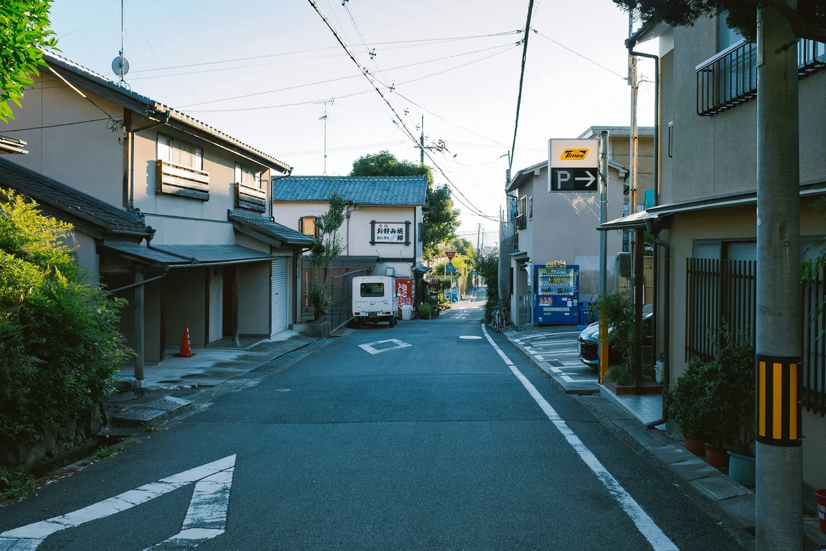 夕暮れの住宅街の道