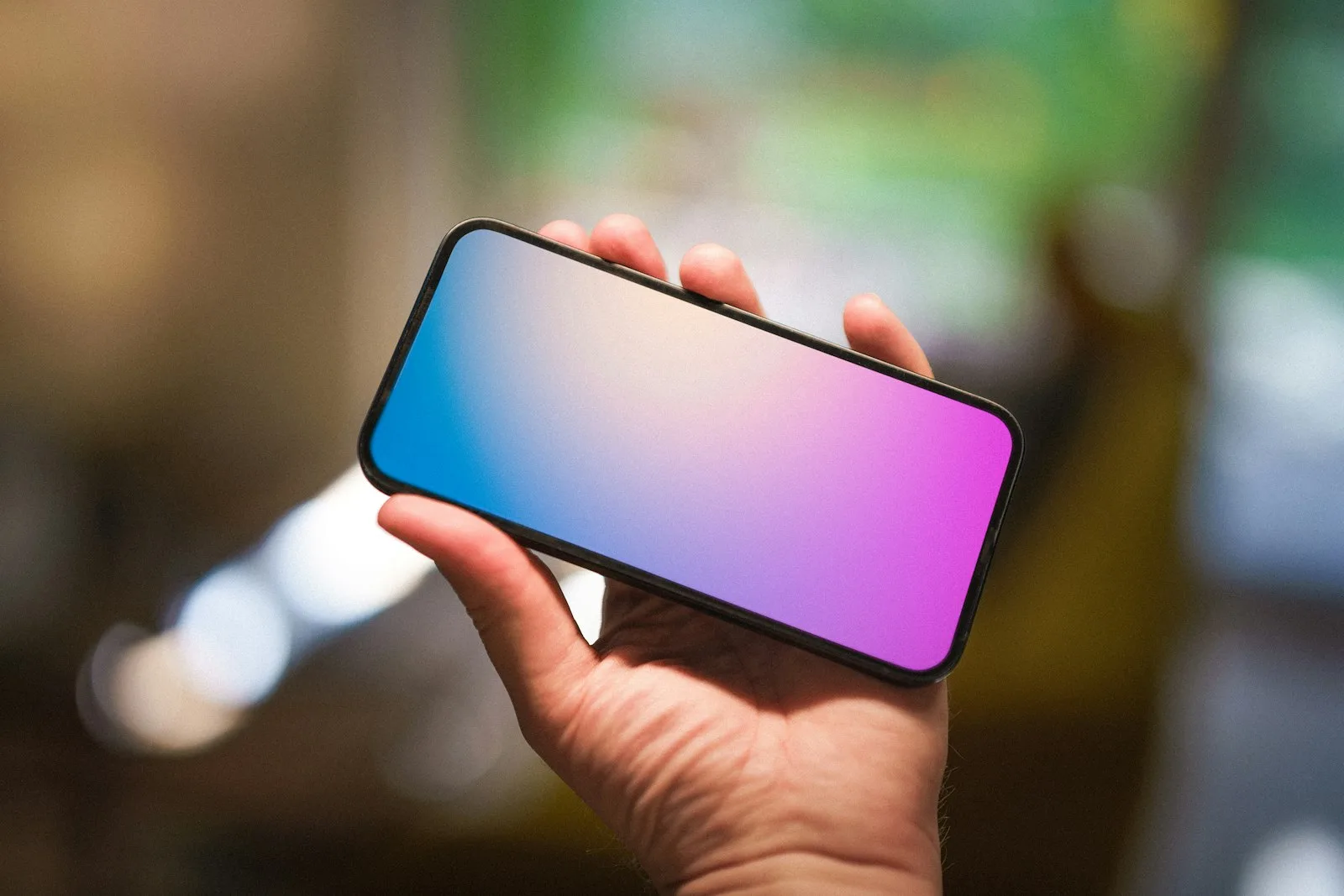 スマートフォンを持つ手