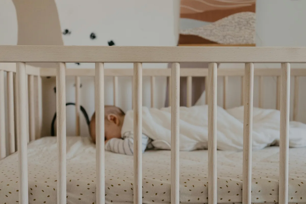 ベビーベッドで眠っている