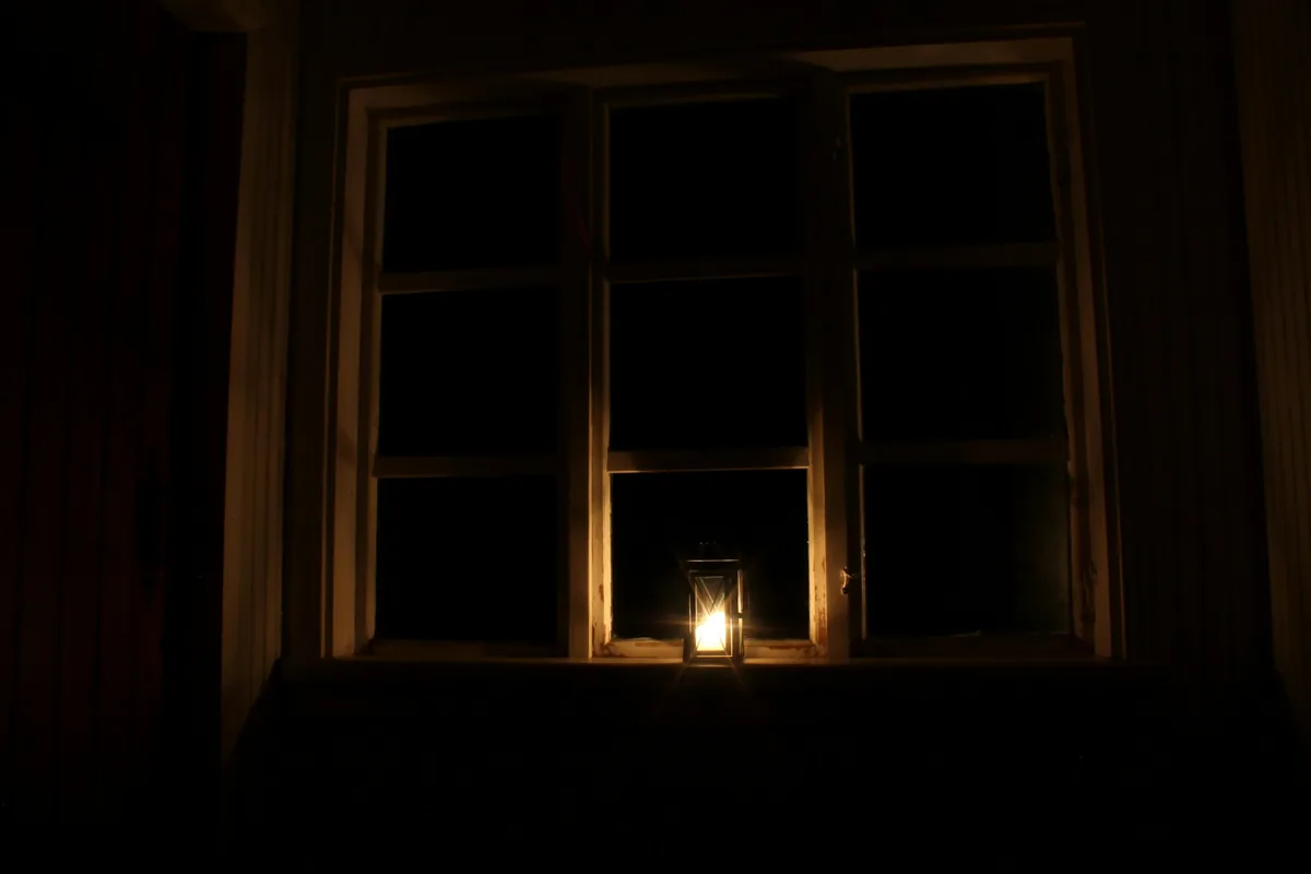 窓辺の静かな夜の光