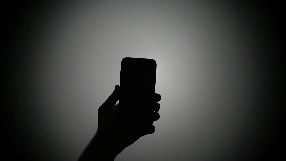 スマートフォンを手にしている