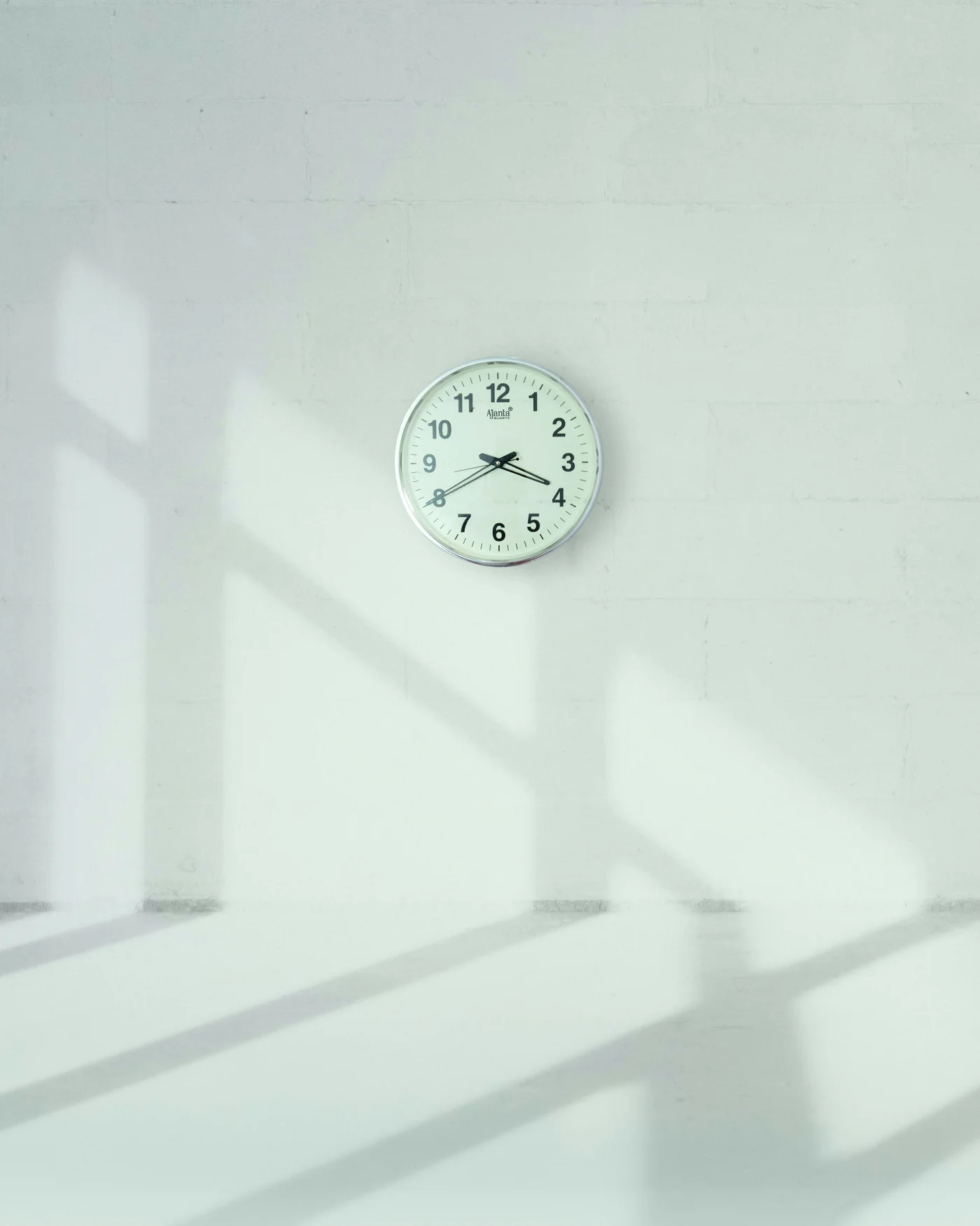 壁の時計に日ざしが差している