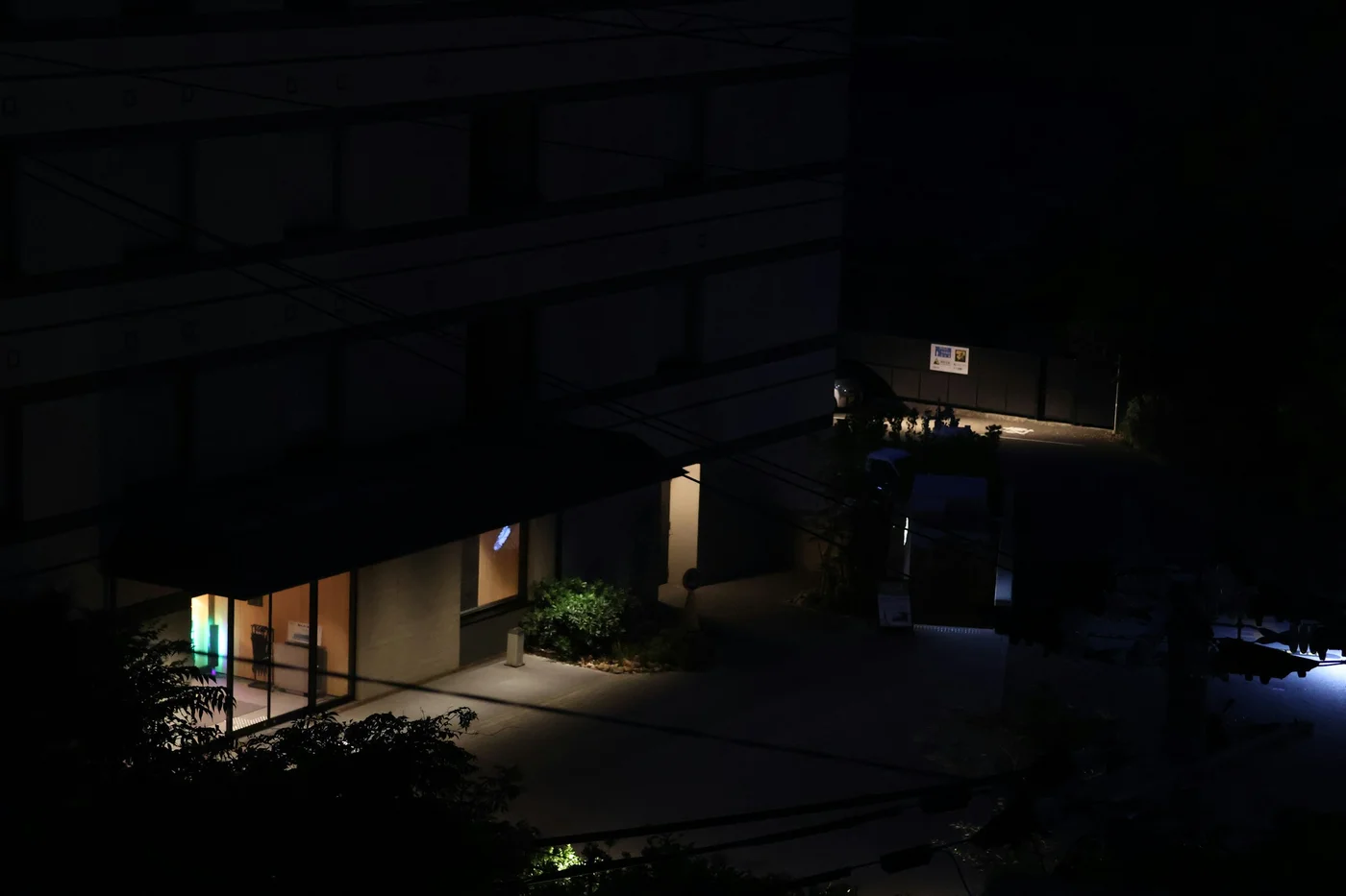 夜、明かりのついた建物の入口