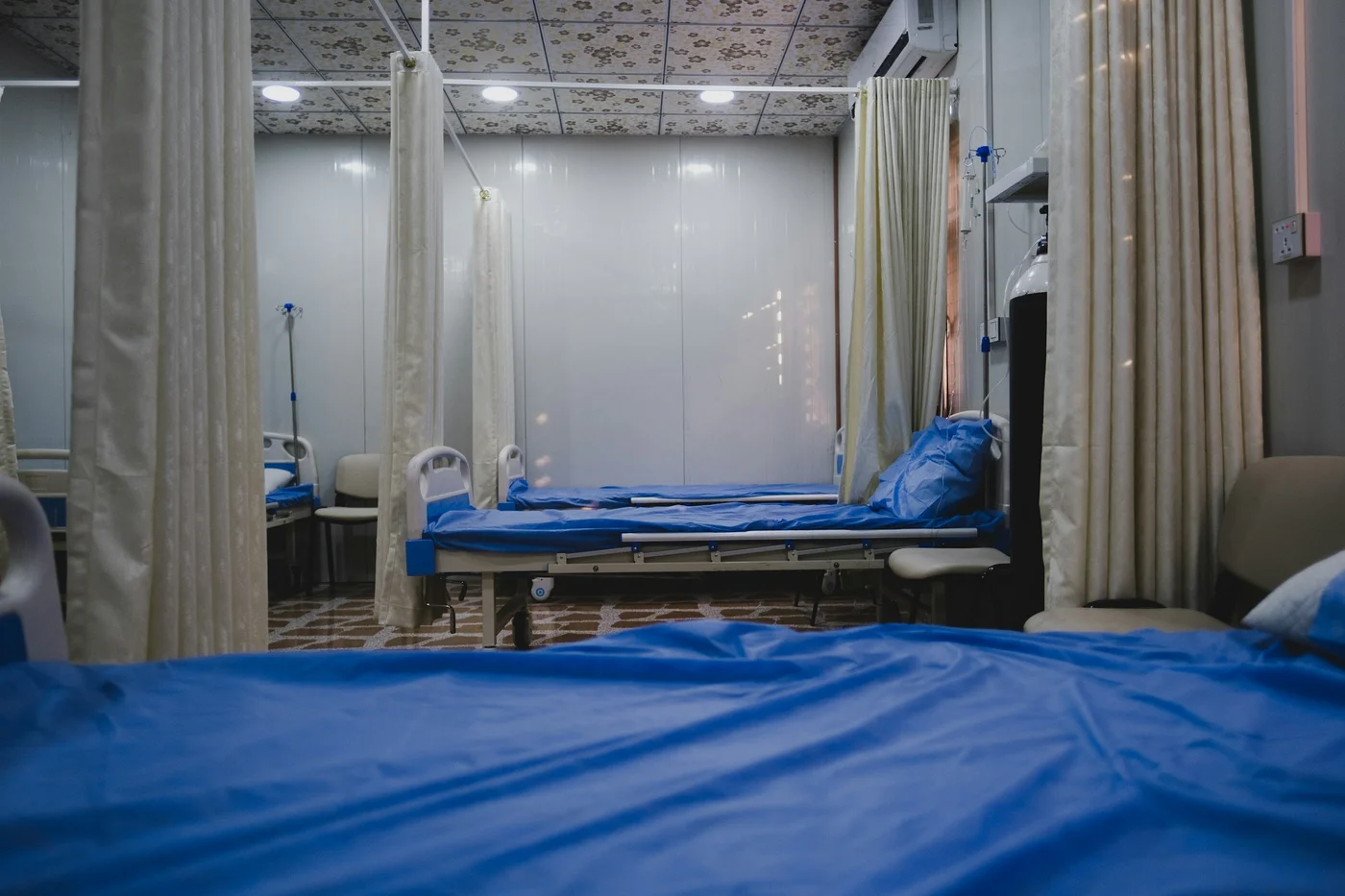 カーテンで仕切られた処置室のベッド