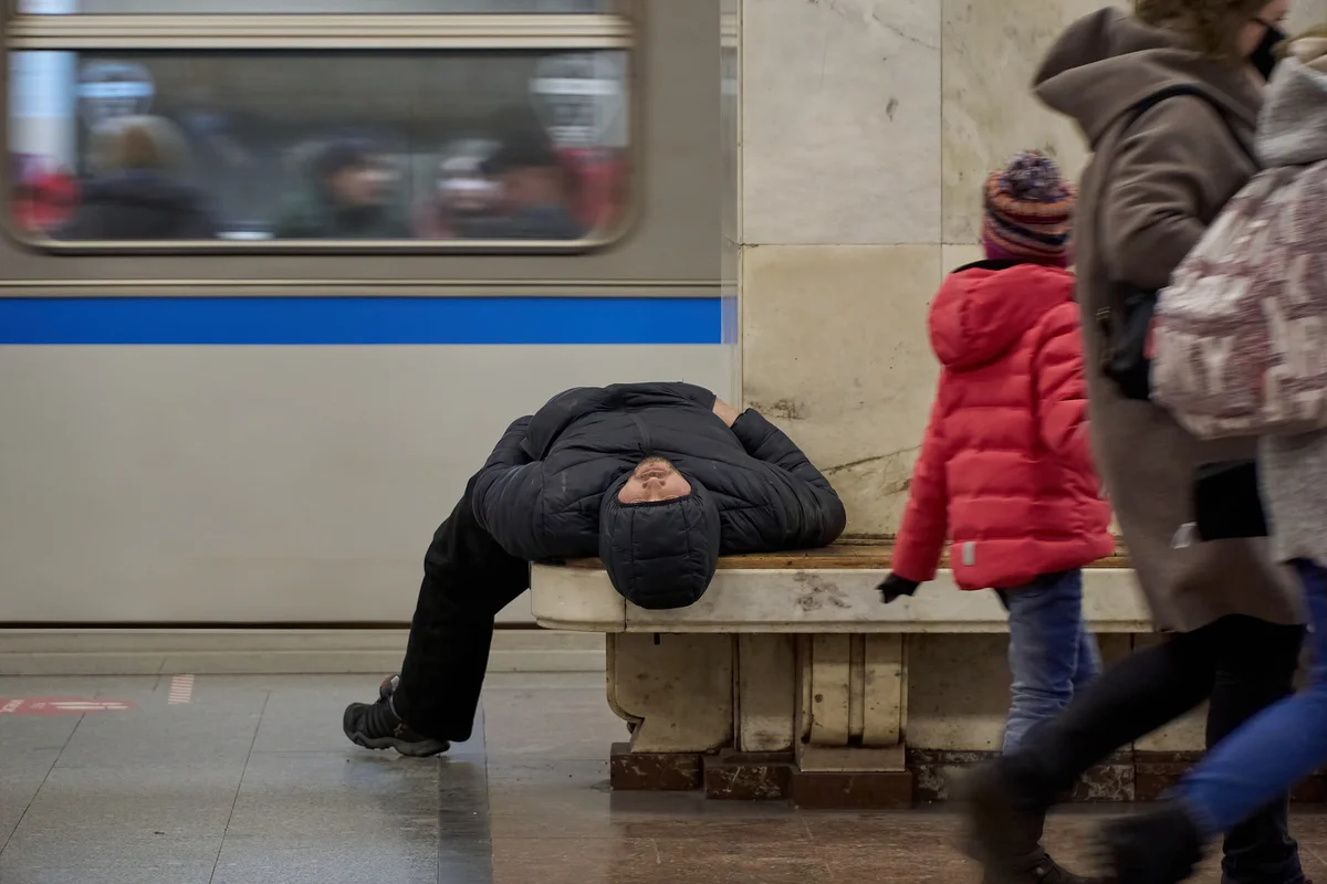 だるそうに座り込む男性
