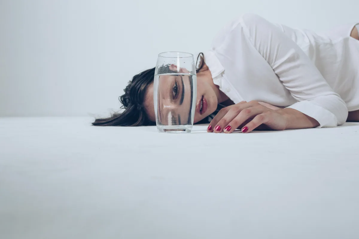 お腹の不調を訴える様子