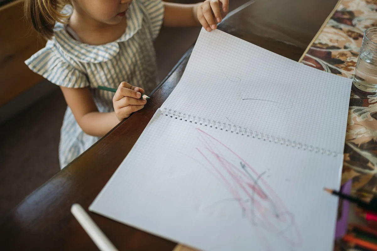 お絵かきをする子ども