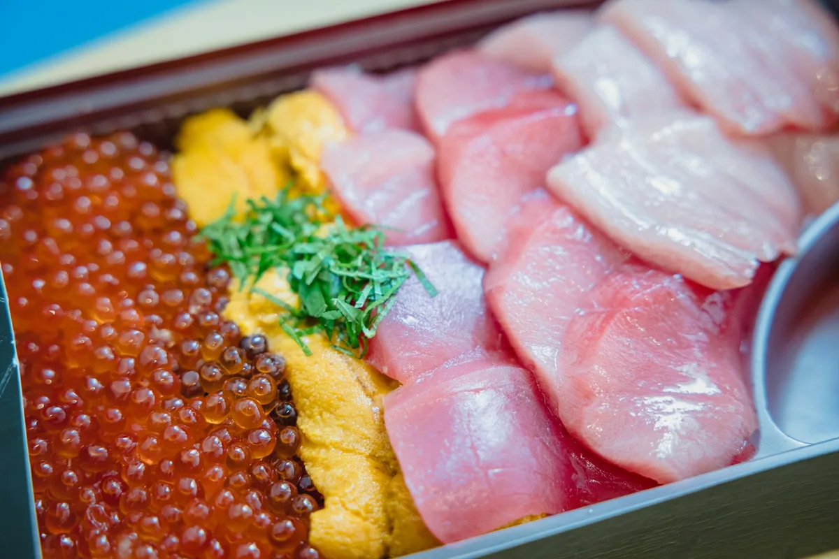 刺身用の切り身が並べられたバット