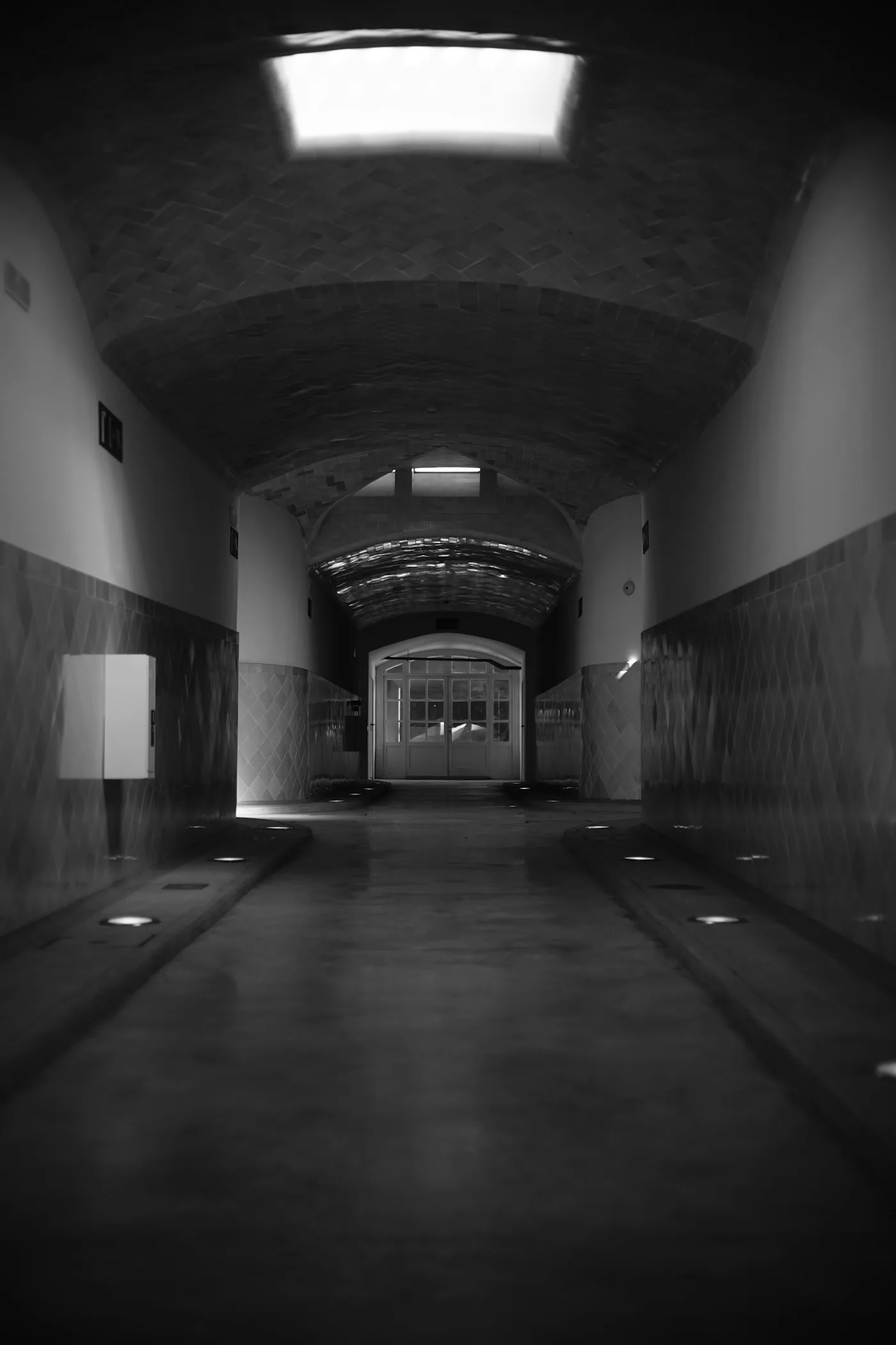 人けのない、薄暗い建物の廊下
