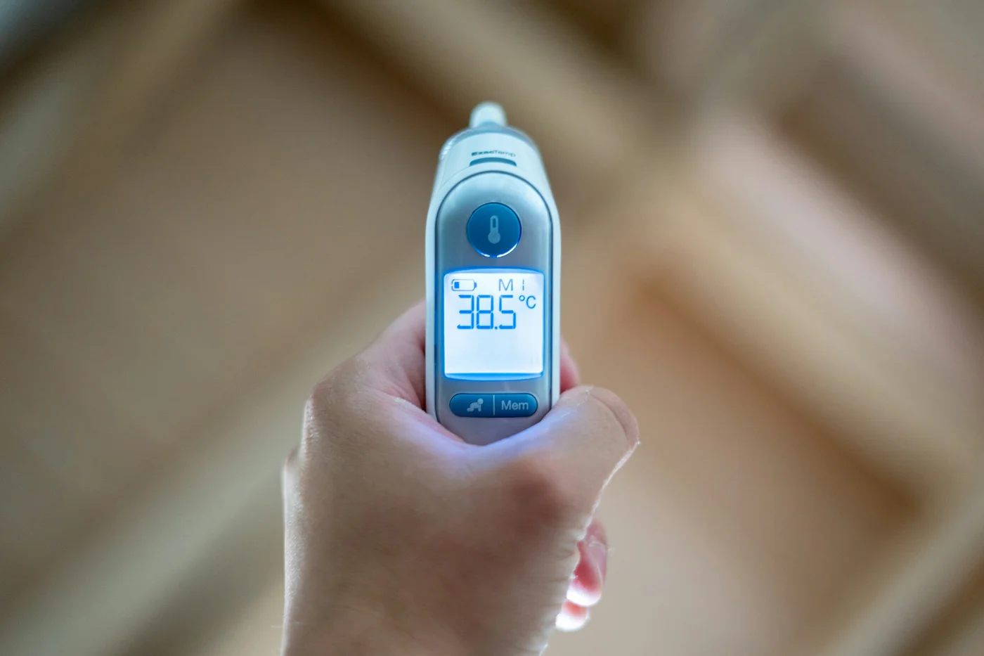 体温計に38.5℃と表示されている