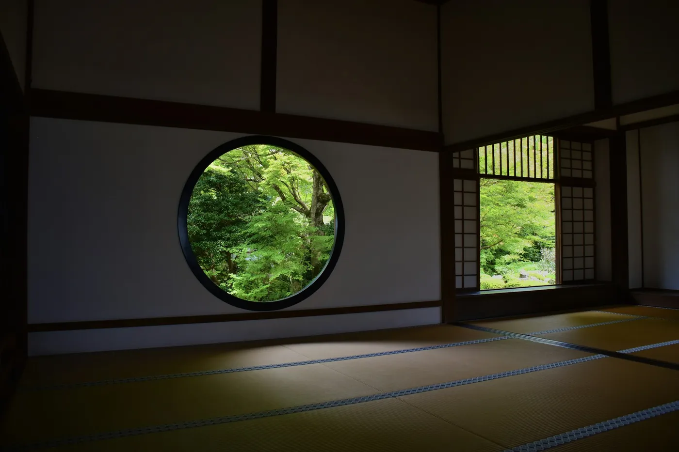 丸窓のある静かな和室