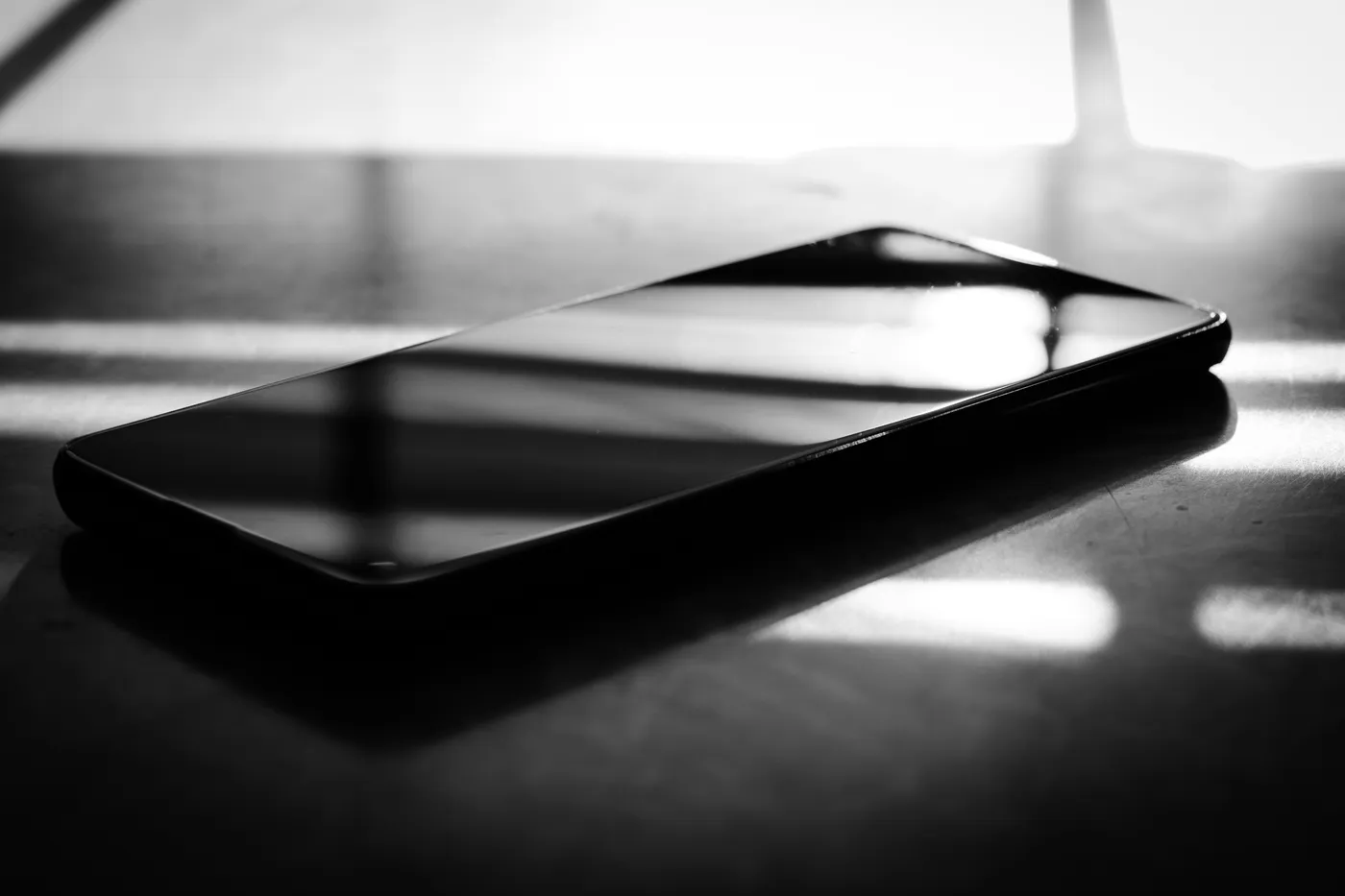 机の上のスマートフォン