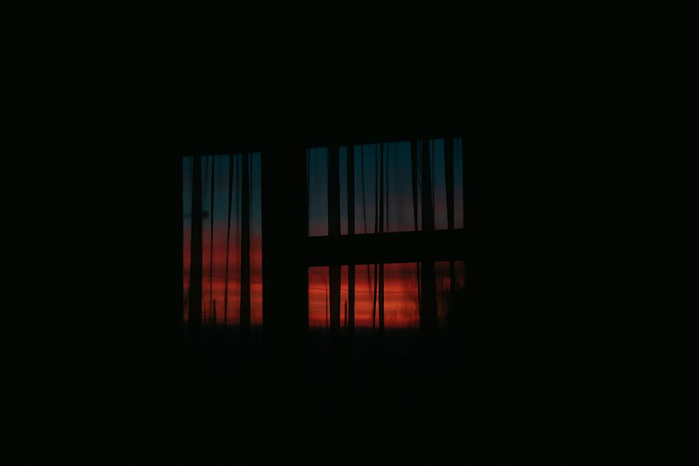 夕方の窓辺から見える空
