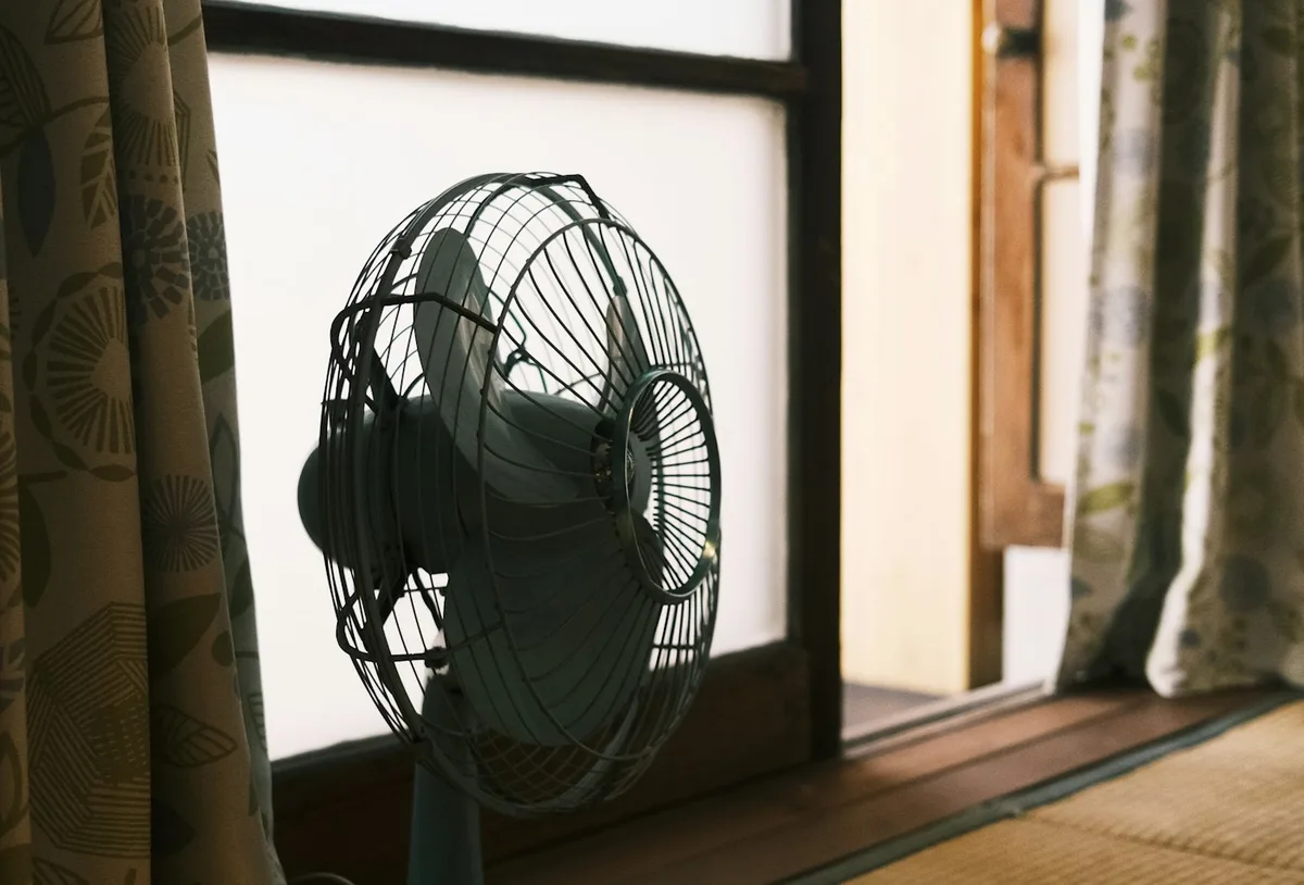 和室の窓辺に置かれた扇風機
