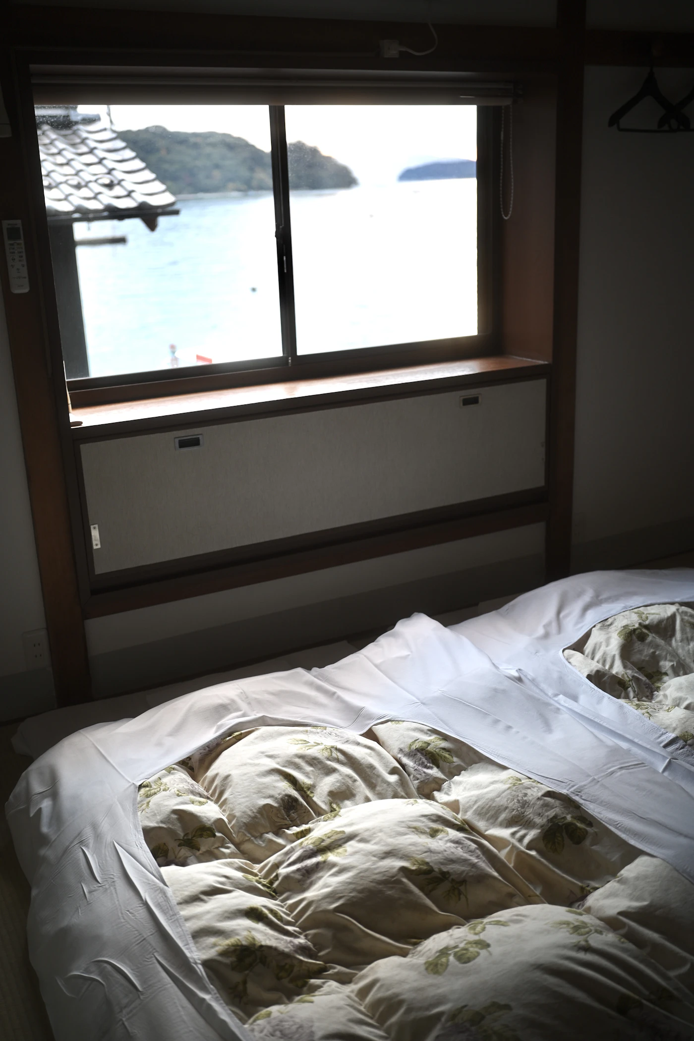 敷かれた布団