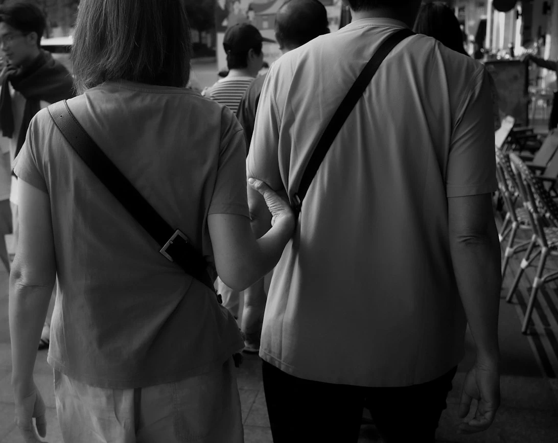 高齢の家族に付き添って歩く