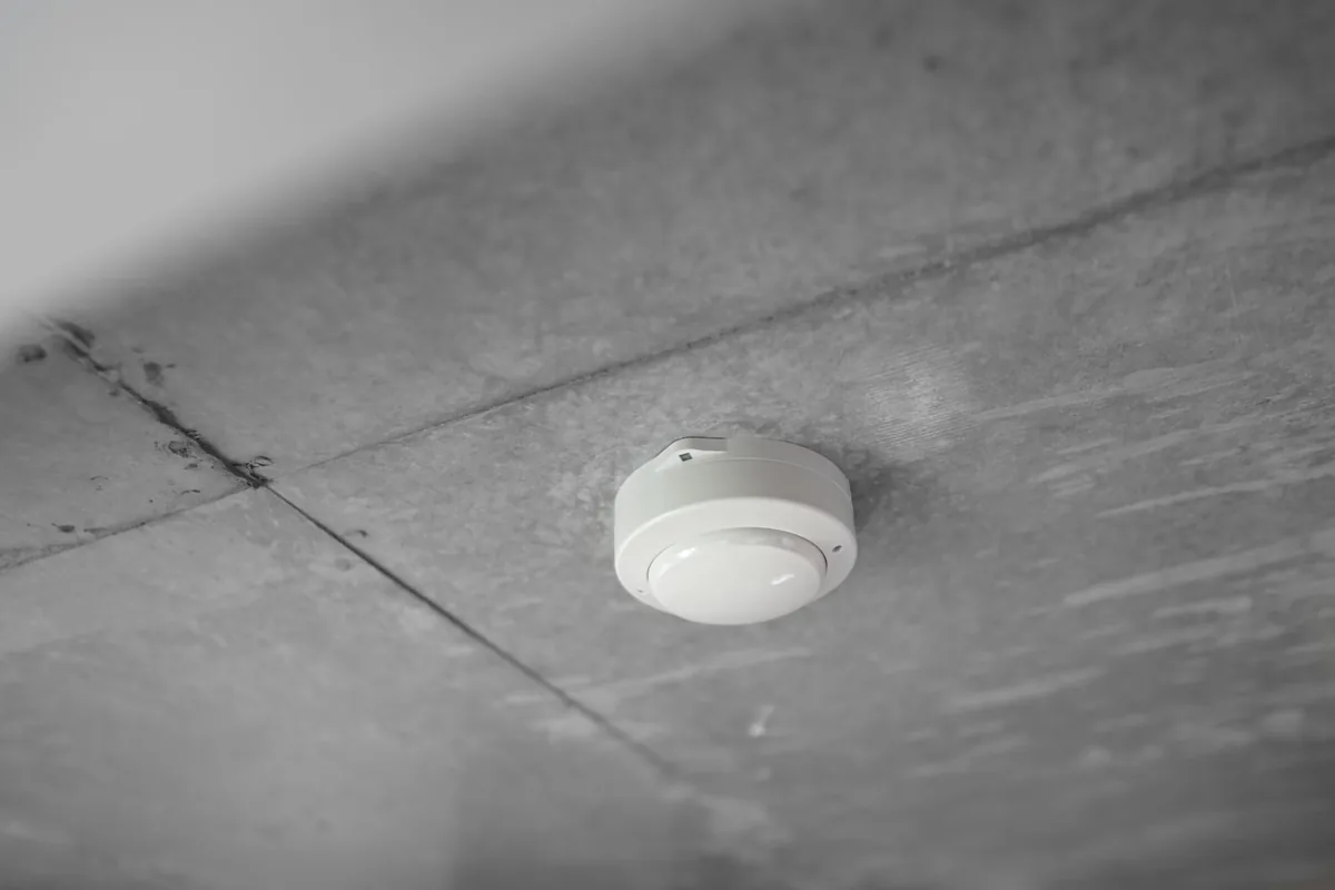天井に取り付けられた、円形の白い警報器