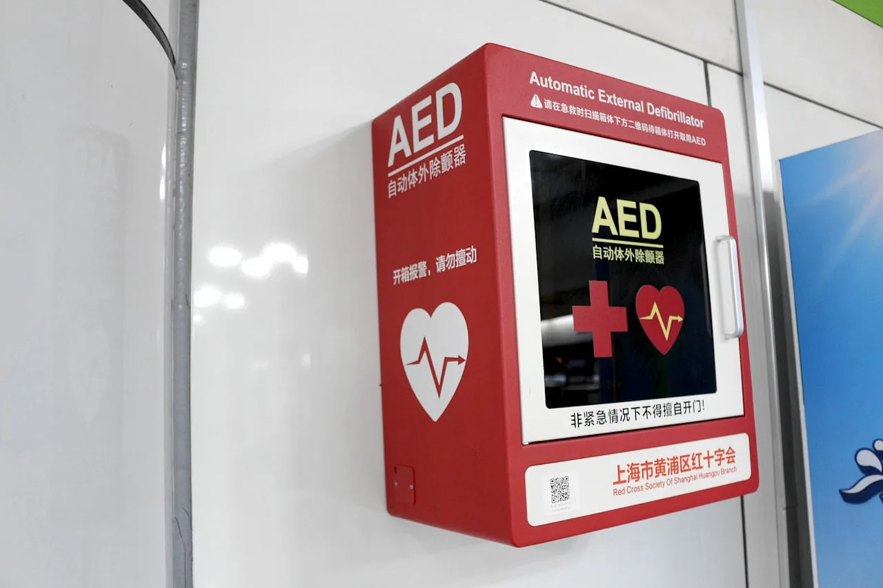 施設の壁に設置されたAED（自動体外式除細動器）のボックス